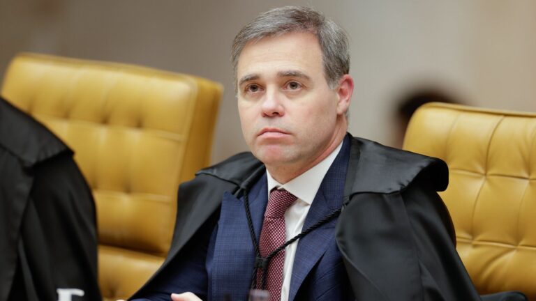 André Mendonça pede manifestação da PGR sobre caso Silvio Almeida