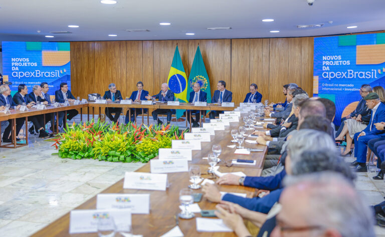 Apex assina convênios de R$ 537 milhões para incentivar exportação
