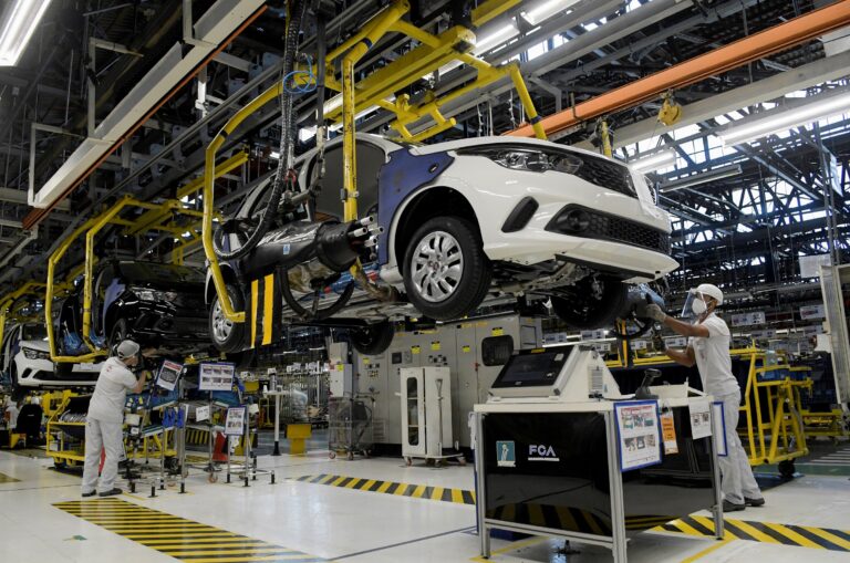 Atividade e emprego industrial continuaram aquecidos em agosto, diz CNI