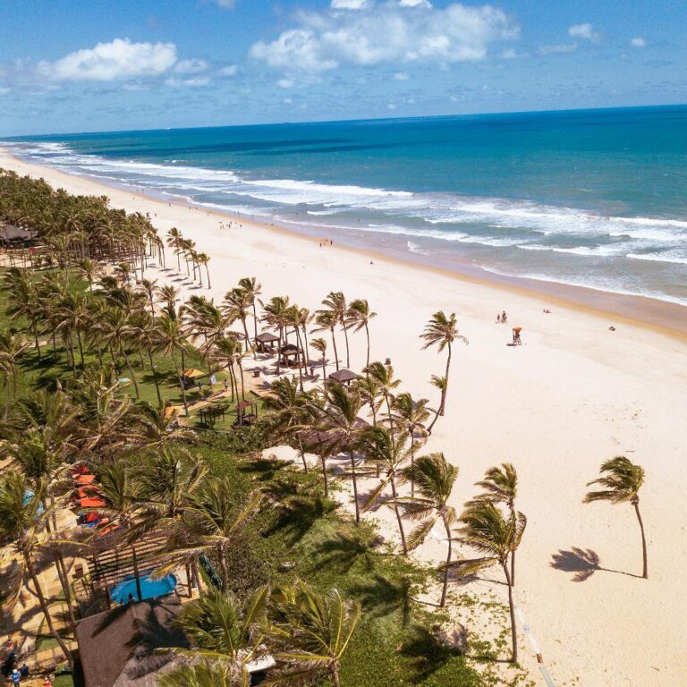 Brasileiro viaja mais, prefere praia, destino próximo e casa de parente ou amigo