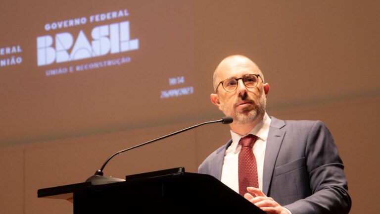 Governo prepara projeto de lei para acabar com sigilo de 100 anos