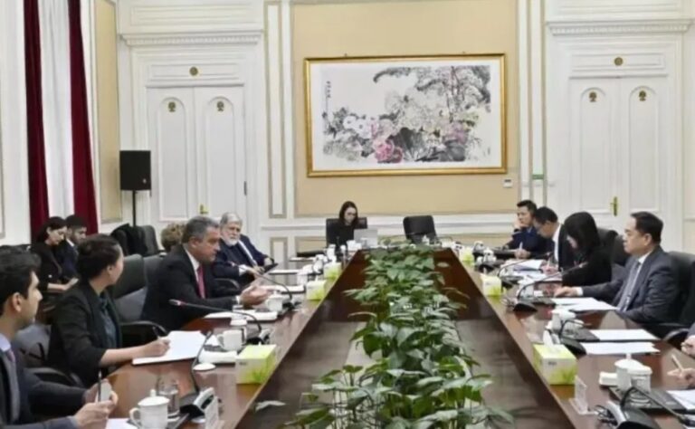 Mídia estatal da China divulga imagens de Galípolo, Rui Costa e Amorim em reunião