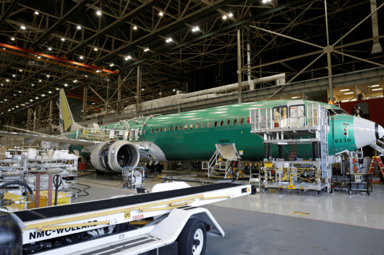 Produção industrial dos EUA cai 0,3% em setembro, com furacões e greve na Boeing