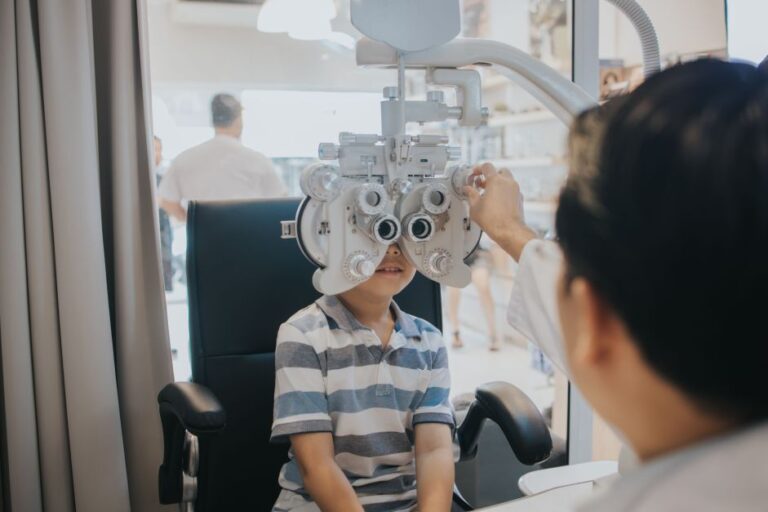 Quase 800 mil crianças brasileiras vivem com problemas oftalmológicos, diz estudo