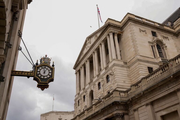 Banco da Inglaterra reduz juros mas prevê inflação mais alta após orçamento de Reeves
