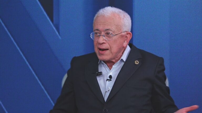 “Bolsonaro e Lula são sócios na mesma escuridão“, diz Mangabeira Unger à CNN