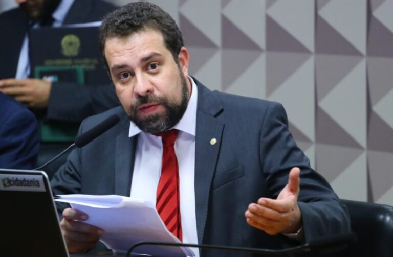 Boulos protocola projeto para acabar com supersalários no funcionalismo público