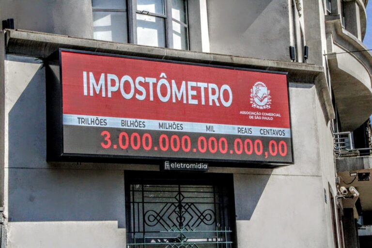 Brasileiros já pagaram R$ 3 tri em impostos no ano, 2 meses antes do que em 2023