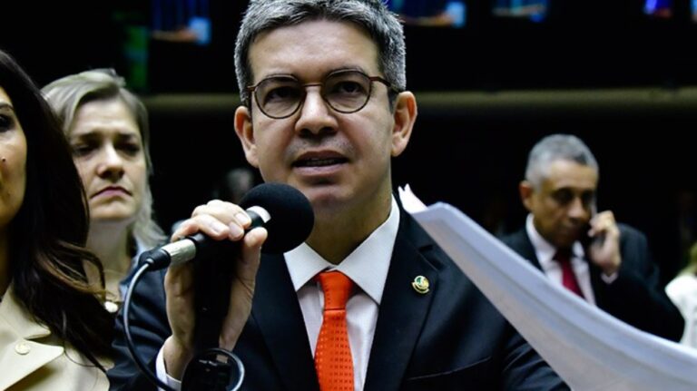 Líder do governo diz que pacote fiscal não atingirá “direitos adquiridos”