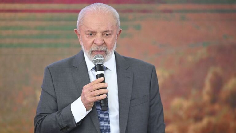 Lula passa por novos exames e é liberado para viagens aéreas