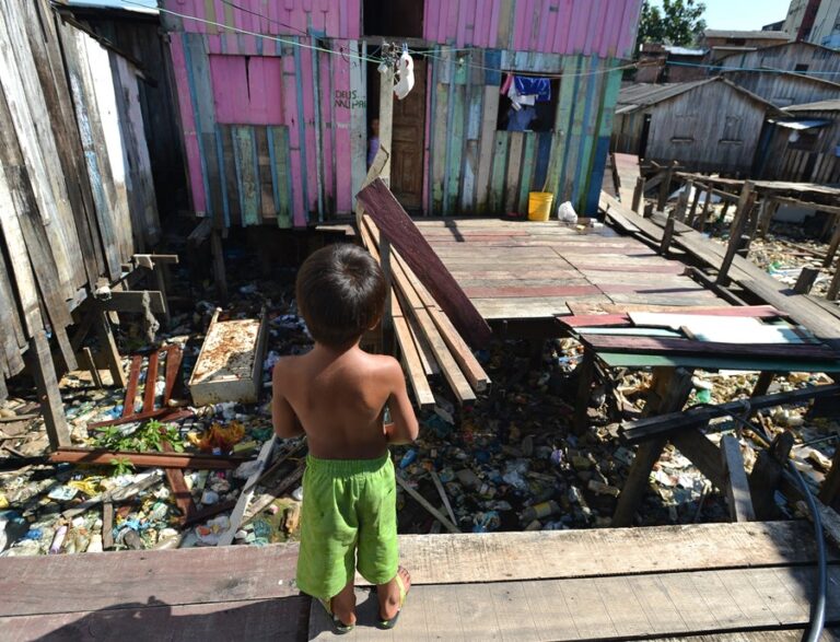 Proporção de brasileiros morando em favelas chega a 8,1%, diz Censo