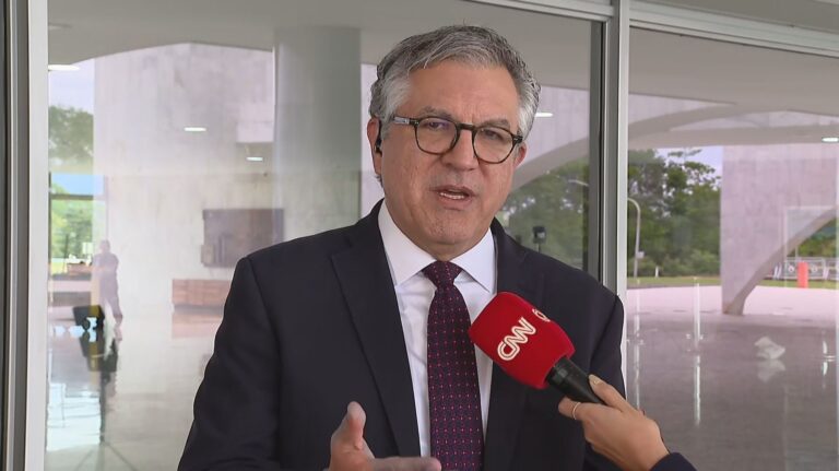 Volta de grades à Praça dos Três Poderes é decisão para agentes de segurança, diz Padilha à CNN