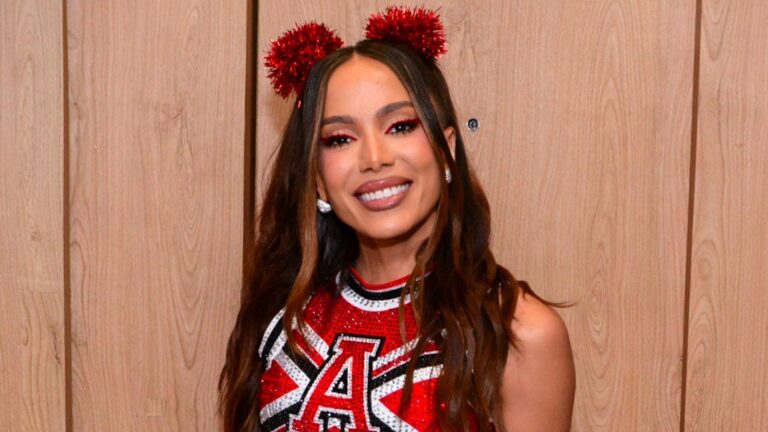 Anitta encarna líder de torcida para show pré-Carnaval; veja look