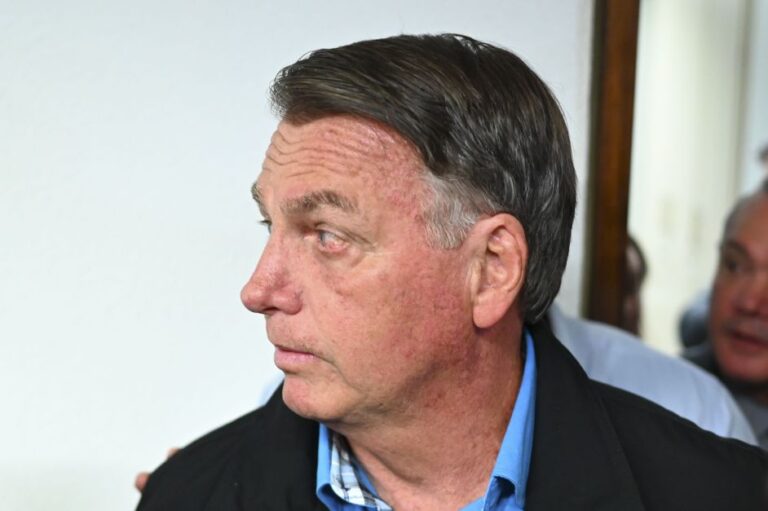 Bolsonaro pede a Moraes autorização para ir à missa de 7º dia da mãe de Valdemar