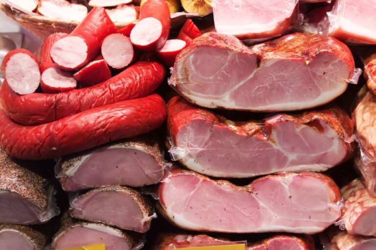 Carnes processadas elevam risco de hipertensão, mostra estudo brasileiro