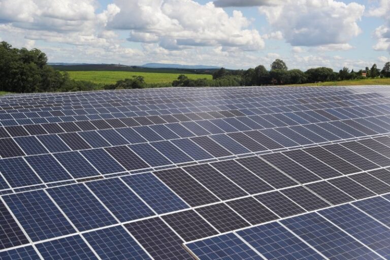 Expansão da matriz elétrica supera meta; destaques foram solar e eólica, diz Aneel