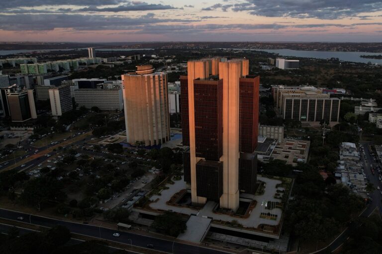 Mercado debate risco de BC perder potência da política de juros por desarranjo fiscal