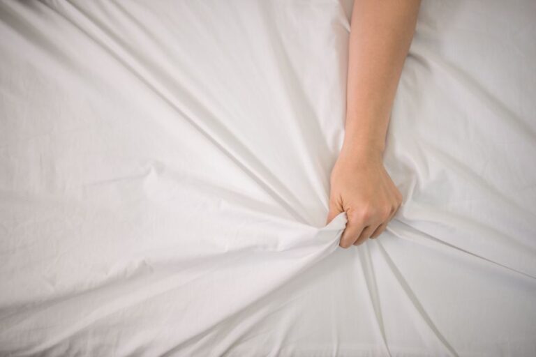 Orgasmo feminino pode estar ligado a fator no cérebro; entenda