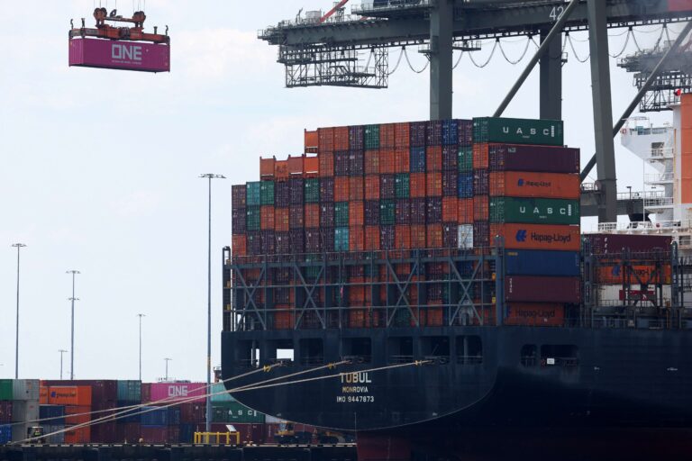 Preços de importados nos EUA têm leve alta em novembro