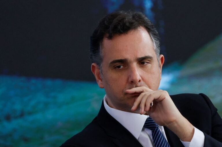 Proibição de celulares nas escolas: Pacheco defende votação na próxima semana