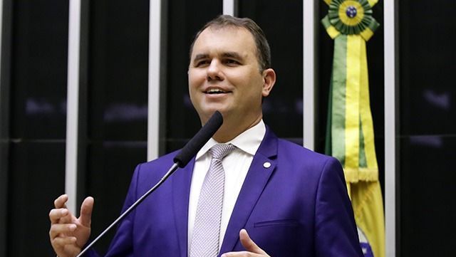 Relator da PEC do pacote fiscal à CNN: Expectativa é regularizar supersalários