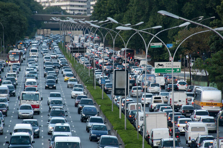 Trânsito em São Paulo registra maiores congestionamentos para dezembro desde 2019