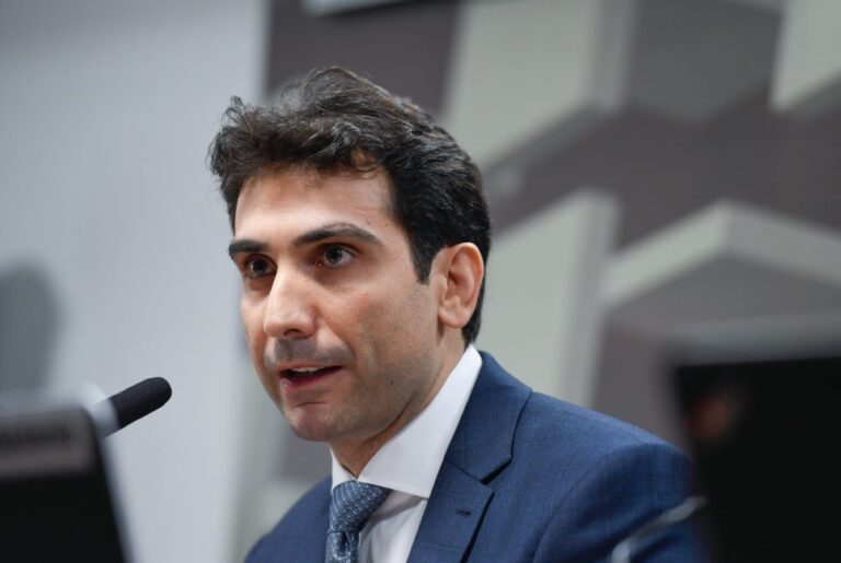 ideia de ataque especulativo contra real não representa bem a situação