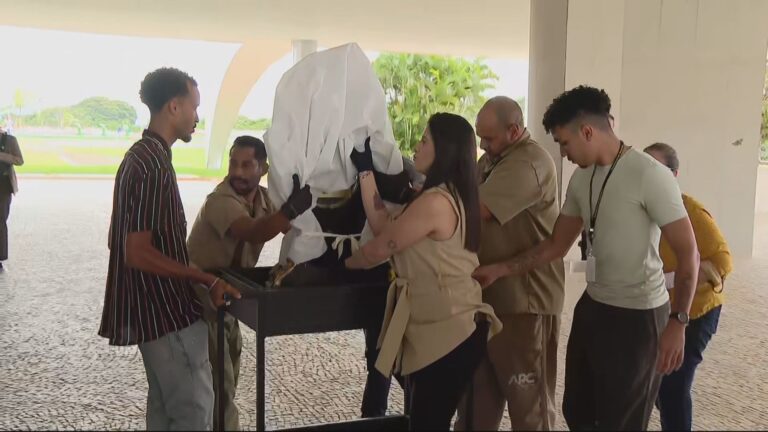 Relógio do século 17 danificado no 8/1 chega a Brasília após restauro