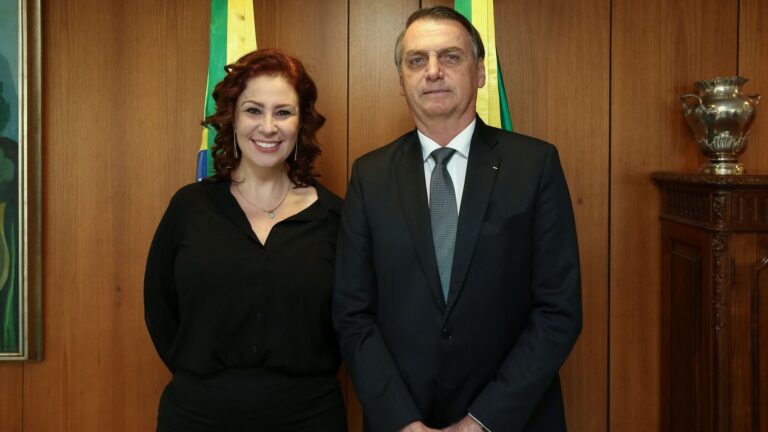 Bolsonaro diz que Carla Zambelli “tirou o mandato“ de sua chapa em 2022