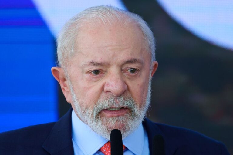 Brasil vai negociar tarifas com EUA antes de tomar medidas, diz Lula