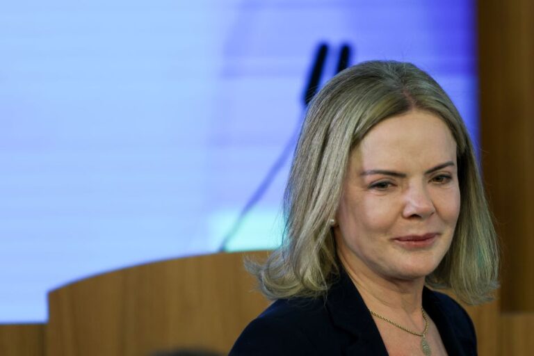 Deputado do PL é condenado a indenizar Gleisi por chamá-la de “amante“