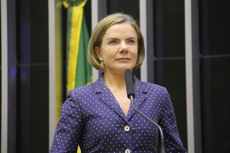 Futura ministra, Gleisi Hoffmann celebra vitória de “Ainda Estou Aqui“