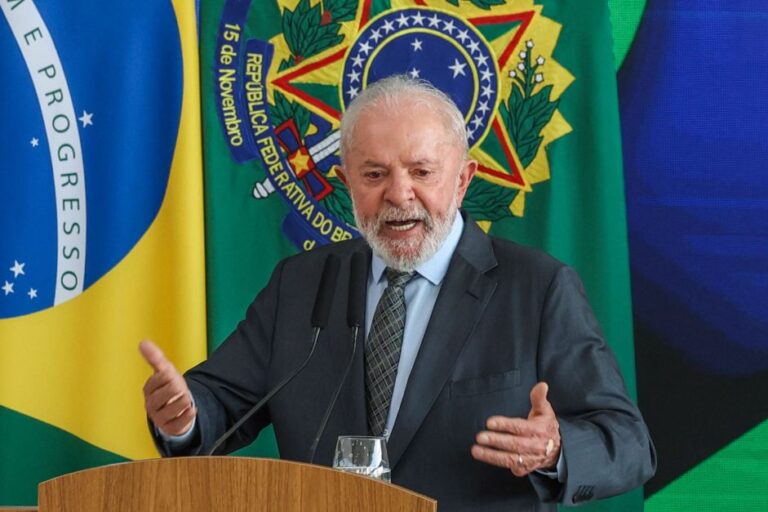 Lula fala em defender a democracia de quem planeja a volta do autoritarismo