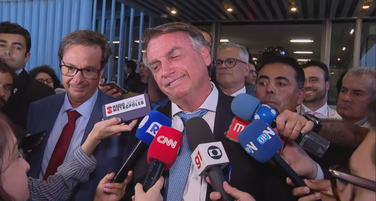 Marcha fúnebre interrompe fala de Bolsonaro após julgamento