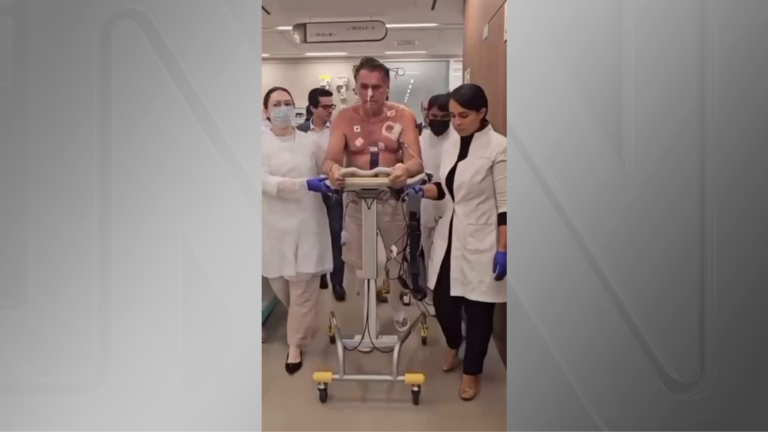 Bolsonaro caminha ao lado de médicos após cirurgia no intestino; veja vídeo