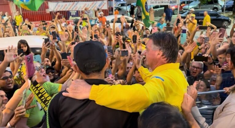 Bolsonaro deixa hospital em Natal para ser transferido para Brasília