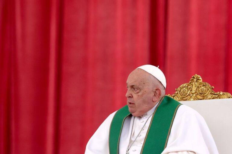 Bolsonaro homenageia papa e cita espiritualidade para “tempos de incerteza“