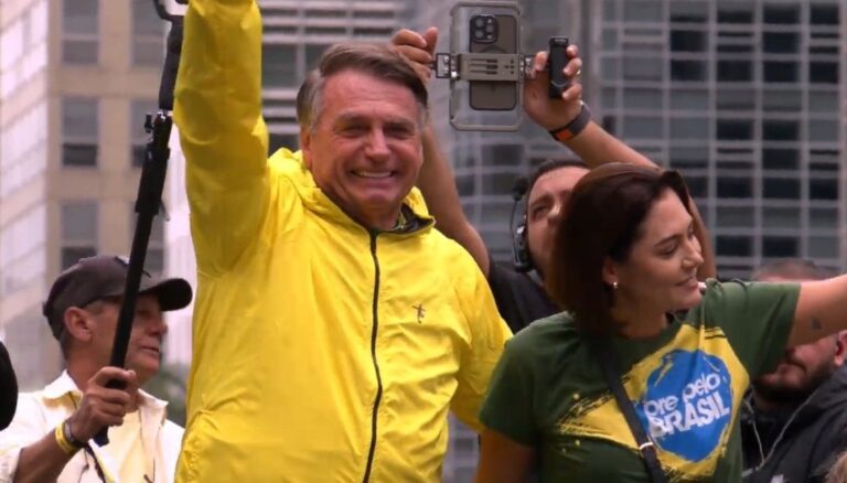 Bolsonaro volta a usar colete à prova de balas em ato pró-anistia em SP