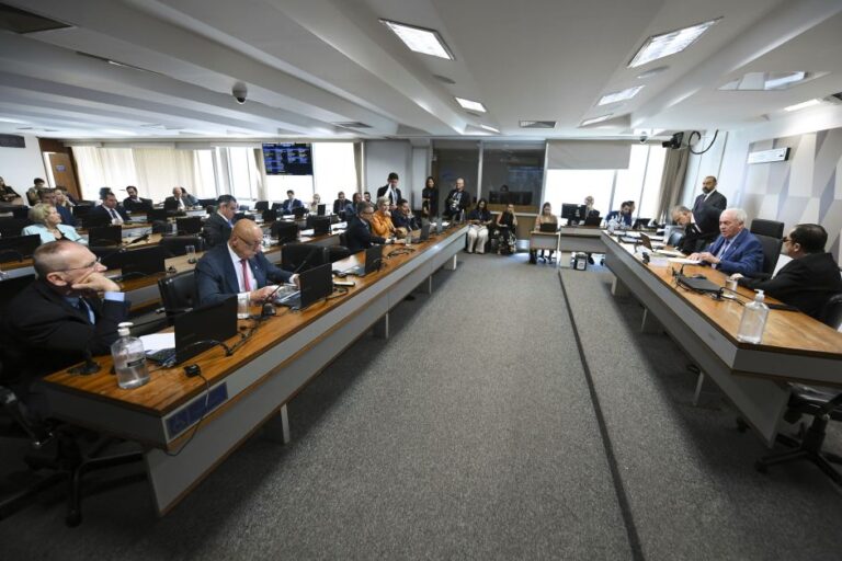 Comissão adia análise de PEC sobre fim da reeleição de chefes do Executivo