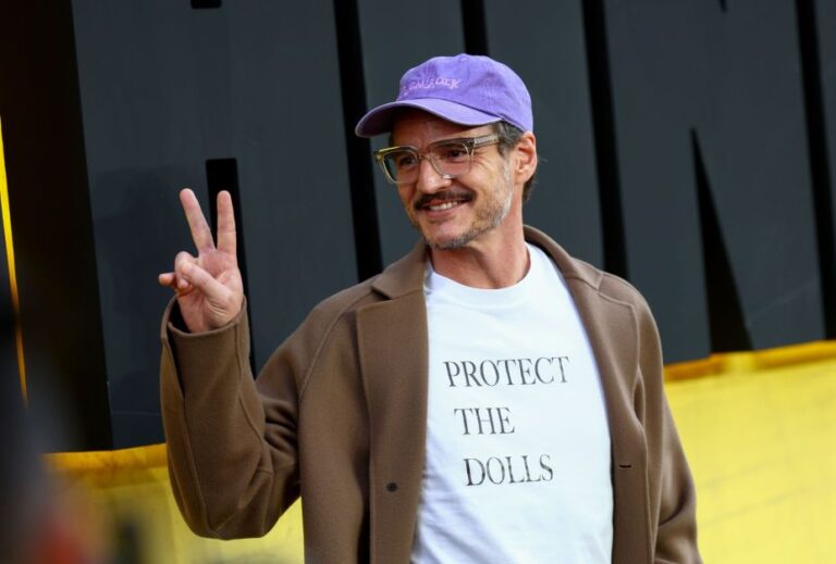 Entenda por que famosos estão usando blusa com a frase “proteja as bonecas“