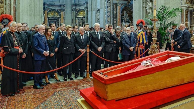 Lula chega a Brasília após funeral do papa Francisco