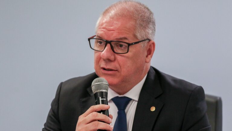 Presidente do INSS é afastado após operação sobre fraude de R$ 6,3 bilhões