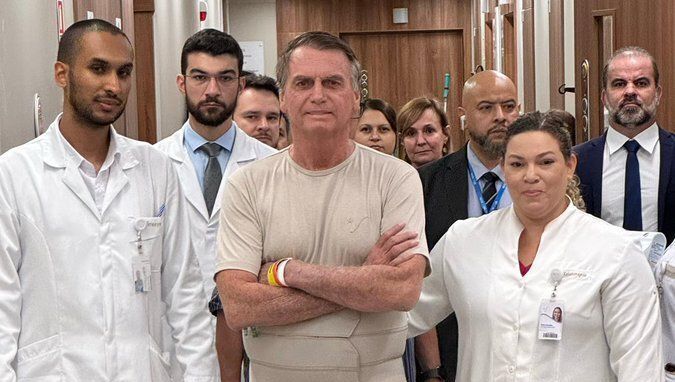 Bolsonaro deixa o hospital após 21 dias internado