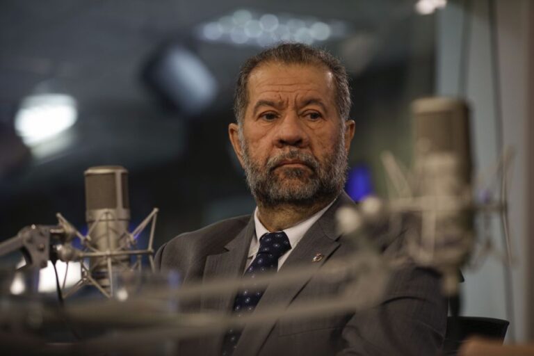 Escolha por nº 2 de Lupi mantém PDT com Lula, mas deixa partido dividido