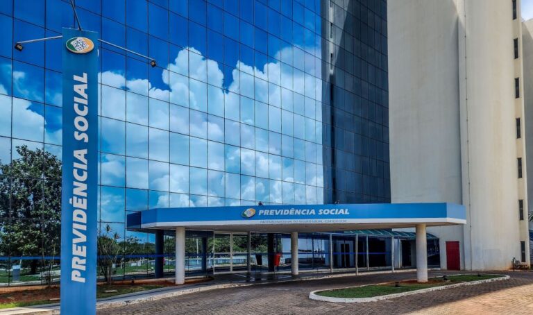 Oposição tenta barrar novo ministro; governo foca em ressarcir aposentados